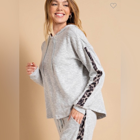 NWT The Annalise Sweatshirt - Picture 2 of 4